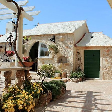 Apartments Nejasmic - Little House For Peaceful And Domestic Vacation Bol Exteriör bild
