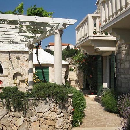 Apartments Nejasmic - Little House For Peaceful And Domestic Vacation Bol Exteriör bild