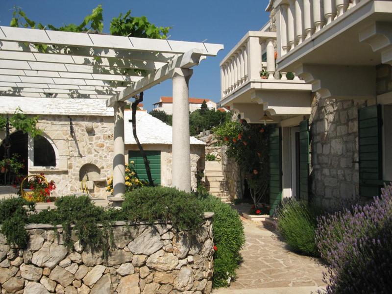 Apartments Nejasmic - Little House For Peaceful And Domestic Vacation Bol Exteriör bild
