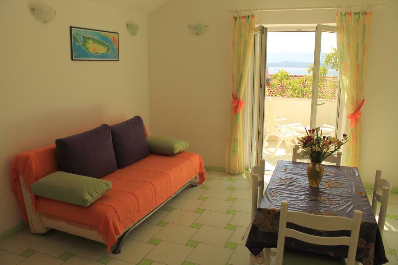 Apartments Nejasmic - Little House For Peaceful And Domestic Vacation Bol Exteriör bild
