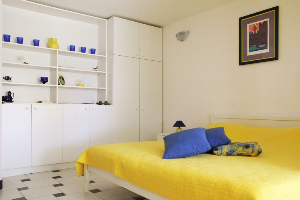 Apartments Nejasmic - Little House For Peaceful And Domestic Vacation Bol Exteriör bild