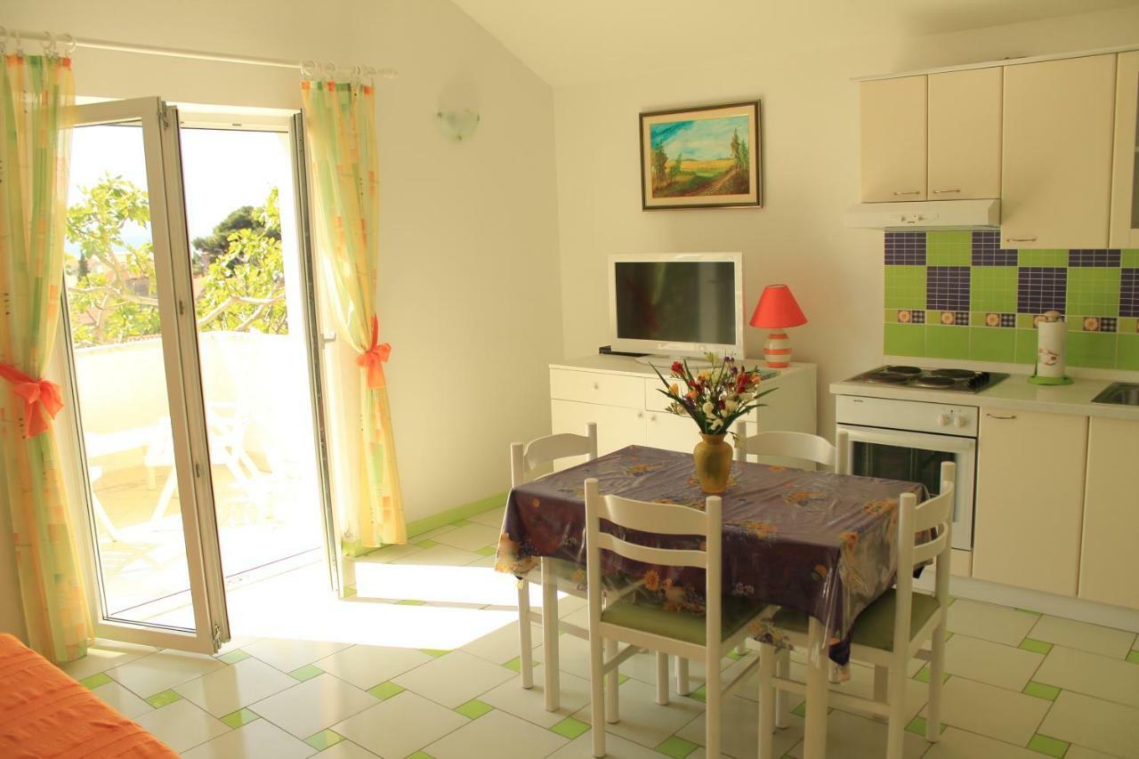 Apartments Nejasmic - Little House For Peaceful And Domestic Vacation Bol Exteriör bild