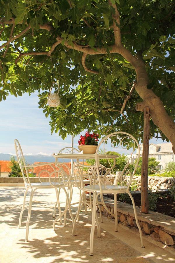 Apartments Nejasmic - Little House For Peaceful And Domestic Vacation Bol Exteriör bild